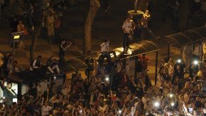 A bordo de un autobús blanco los jugadores del Real Madrid llegaron a la fuente de Cibeles