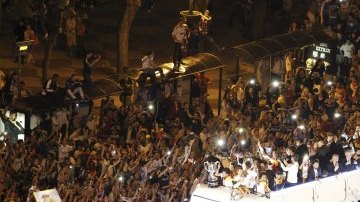 A bordo de un autobús blanco los jugadores del Real Madrid llegaron a la fuente de Cibeles