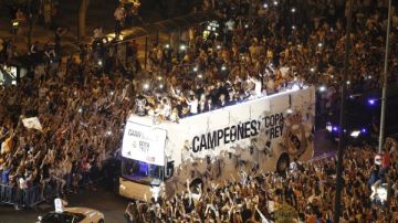 A bordo de un autobús blanco los jugadores del Real Madrid llegaron a la fuente de Cibeles