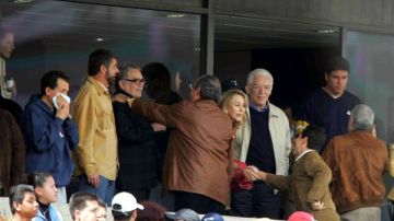 En esta imagen se oberva a Gabriel García Márquez con el entonces rector de la UNAM, Juan Ramón de la Fuente, en un partido entre Pumas y Toluca, en el estadio de CU