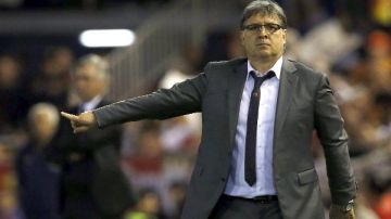 Seguidores del Barcelona exigen la renuncia del técnico Gerardo Martino