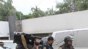 La carroza con los restos del escritor partió hacia una funeraria del rumbo de San Jerónimo, donde será velado por familiares y amigos.