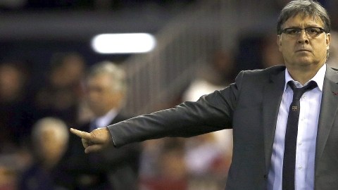 GRA375. VALENCIA, 16/04/2014.- El entrenador argentino del FC Barcelona, Gerardo Martino, durante la final de la Copa del Rey ante el Real Madrid que disputan esta noche en el estadio Mestalla, en Valencia. EFE/Alberto Estévez