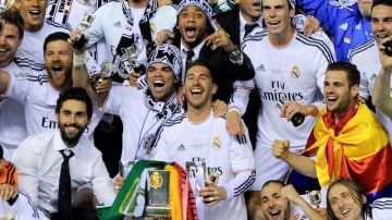 VALENCIA, SPAIN - APRIL 16:  Real Madrid CF players celebrate with the trophy after winning the Copa del Rey Final between Real Madrid and FC Barcelona at Estadio Mestalla on April 16, 2014 in Valencia, Spain.  (Photo by David Ramos/Getty Images)