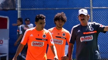 Ricardo La Volpe (izq.) da indicaciones a Omar Bravo durante la práctica de ayer de Chivas en Verde Valle.