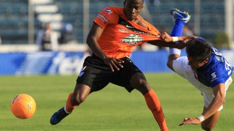 Giovani Marín, de Cruz Azul, busca frenar el ataque de Enner Valencia, del Pachuca, en la fecha 15 del Torneo Clausura.
