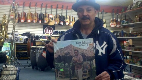 Hipólito Rodríguez, un seguidor de la música de Cheo Feliciano, muestra los elepés del cantante boricua.