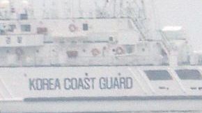 Oficiales de la guardia costera surcoreana recuperan el cuerpo de una de las víctimas tras el naufragio del ferri Sewol en Corea del Sur.