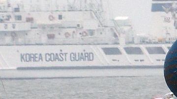 Oficiales de la guardia costera surcoreana recuperan el cuerpo de una de las víctimas tras el naufragio del ferri Sewol en Corea del Sur.