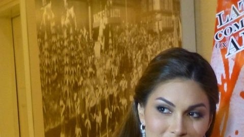 Gabriela Isler al firmar un afiche tras ser nombrada madrina de la Comisión Latina Sobre el Sida.