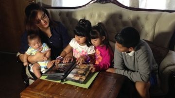 La familia del salvadoreño  Marco Antono Alfaro  espera saber si este pasó su primera entrevista.