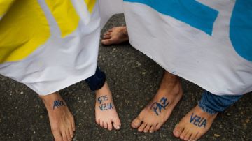 Un grupo de estudiantes y manifestantes opositores al Gobierno venezolano participan en una manifestación de pies descalzos en la Avenida Francis de Miranda en Caracas.