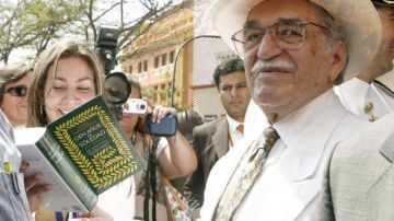 El premio Nobel Gabriel García Márquez firma ejemplares de 'Cien años de soledad' en Cartagena.
