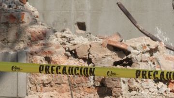 En la calle de Londres, de la colonia Juárez se registró la caída de la barda de una construcción frente al Museo de Cera, luego del sismo de siete grados en la escala de Richter que se registró esta mañana.
