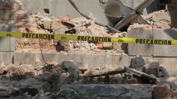 En la calle de Londres, de la colonia Juárez se registró la caída de la barda de una construcción frente al Museo de Cera, luego del sismo de siete grados en la escala de Richter que se registró esta mañana.