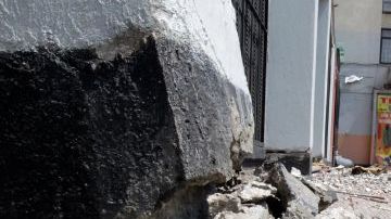Vecinos del edificio A1 de la Unidad Morelos en la colonia Doctores, desalojaron sus departamentos ante las afectaciones que sufrieron por el sismo que se registró esta mañana.