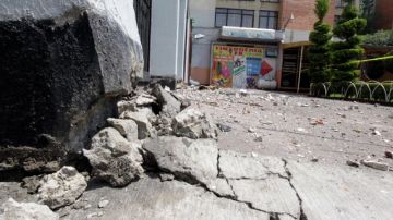 Vecinos del edificio A1 de la Unidad Morelos en la colonia Doctores, desalojaron sus departamentos ante las afectaciones que sufrieron por el sismo que se registró esta mañana.