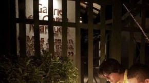 Varias personas encienden velas en una vigilia frente a la casa museo de García Márquez, en Aracataca.