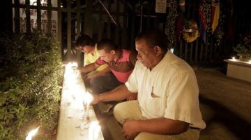 Varias personas encienden velas en una vigilia frente a la casa museo de García Márquez, en Aracataca.
