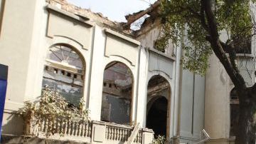 Bomberos inspeccionan el derrumbe de una barda y parte de la estructura de una casa antigua que permanecía habitada por personas sin hogar en la colonia Juárez después de que un movimiento sísmico se sintió hoy, viernes 18 de abril de 2014, en la Ciudad de México.