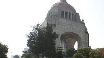Habitantes de Ciudad de México permanecen en lugares abiertos tras el movimiento sísmico.