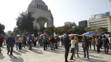Habitantes de Ciudad de México permanecen en lugares abiertos tras el movimiento sísmico.