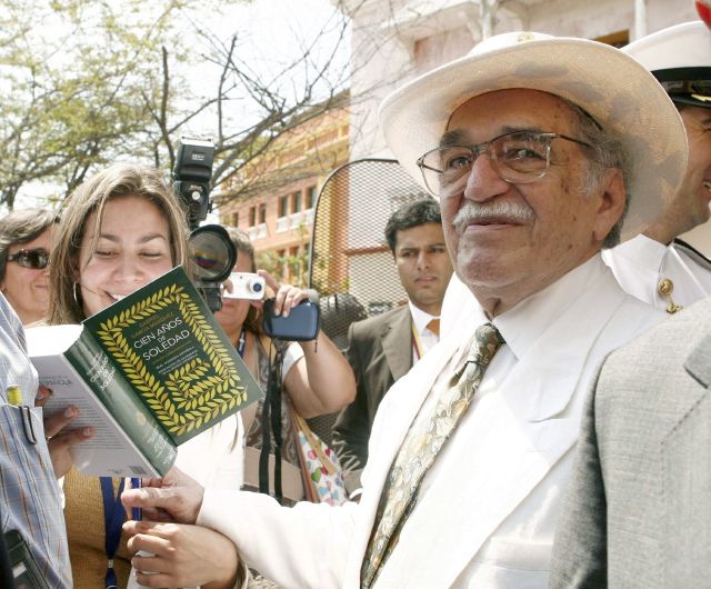 El premio Nobel Gabriel García Márquez, con su porte caribeño, firma ejemplares de ‘Cien años de soledad’,  en Cartagena.