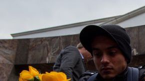 Jóvenes en las afueras de la funeraria donde reposa Gabriel García Márquez en México.