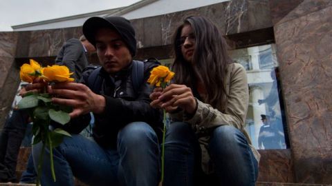 Jóvenes en las afueras de la funeraria donde reposa Gabriel García Márquez en México.