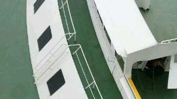 El capitán del buque Sewol, Lee Jun-Seok (3º dcha), recibe ayuda de la policía marítima para abandonar el barco el 18 de abril de 2014.