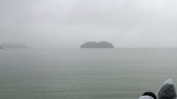 Familiares de los pasajeros desaparecidos esperan noticias durante el hundimiento de un ferri en el puerto de Jindo, provincia de Sur Jeolla en Corea del Sur.