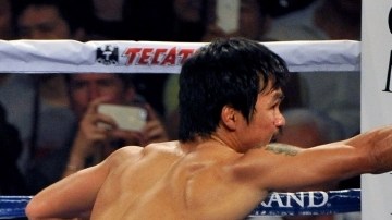 Manny Pacquiao golpea con la derecha el rostro Timothy Bradley en el MGM Grand Garden.