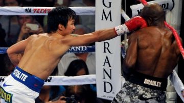 Manny Pacquiao golpea con la derecha el rostro Timothy Bradley en el MGM Grand Garden.