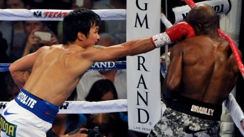 Manny Pacquiao golpea con la derecha el rostro Timothy Bradley en el MGM Grand Garden.