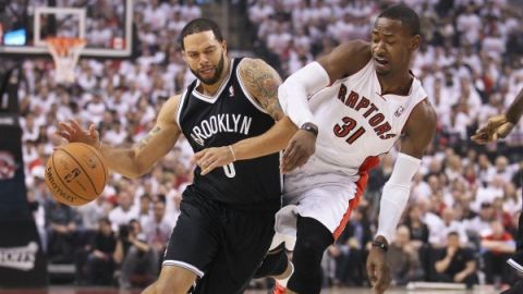 Deron Williams, de los Nets, intenta proteger el esférico de Terrence Ross, de los Raprtors