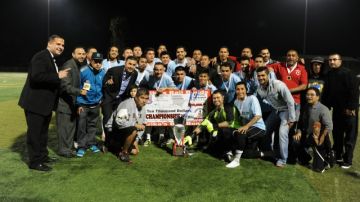Jugadores y directivos de Trigueros celebran la conquista de su título.