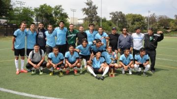 El equipo Libertadores, que dirige Saúl Rentería, se coronó en la División Premier, de la Liga California, el pasado domingo.