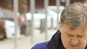 El técnico argentino del Barcelona, Gerardo "Tata" Martino, a su llegada a la rueda de prensa