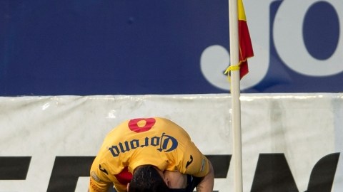 Héctor Mancilla celebra uno de los dos goles anotados a La Máquina, que presentó un cuadro alterno en la fecha 16 en el Estadio Morelos.