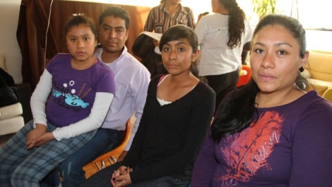 La familia Suárez llegó recientemente a la frontera entre EEUU y México, en Tijuana, para buscar asilo humanitario. USCIS sostiene que el número de solicitudes se ha disparado.