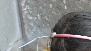 Una niña deposita un ramo de flores en uno de los muros de la casa del fallecido escritor colombiano Gabriel García Márquez, en Ciudad de México.