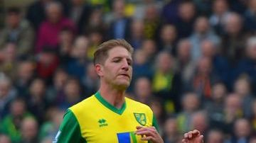 Luis Suarez anota su segundo gol del partido ante el Norwich City.