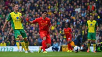 Luis Suarez anota su segundo gol del partido ante el Norwich City.