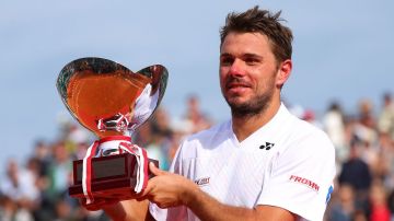 El suizo lucía feliz con su trofeo tras vencer a su compatriota Federer en la final del ATP Monte Carlo Rolex Masters Tennis.