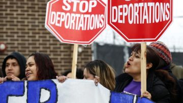 Activistas proinmigrantes e indocumentados cuando protestaban   en Broadview (Illinois), sin  lograr impedir el traslado de inmigrantes al aeropuerto O'Hare de Chicago.