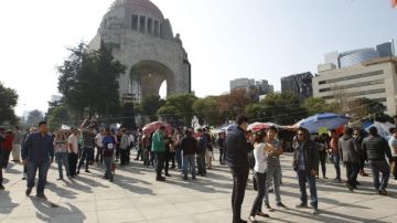 Habitantes de Ciudad de México permanecen en lugares abiertos después de que un nuevo  movimiento sísmico se sintió ayer en la capital mexicana.