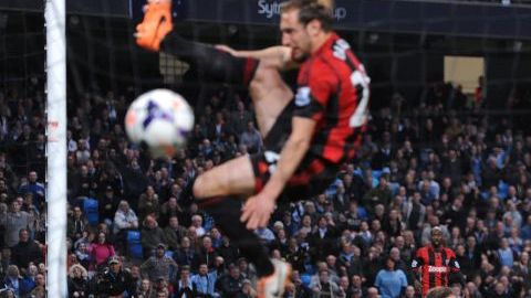 El jugador del Manchester City, el argentino Pablo Zabaleta (d) anota un gol ante el West Bromwich Albion.