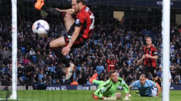 El jugador del Manchester City, el argentino Pablo Zabaleta (d) anota un gol ante el West Bromwich Albion.