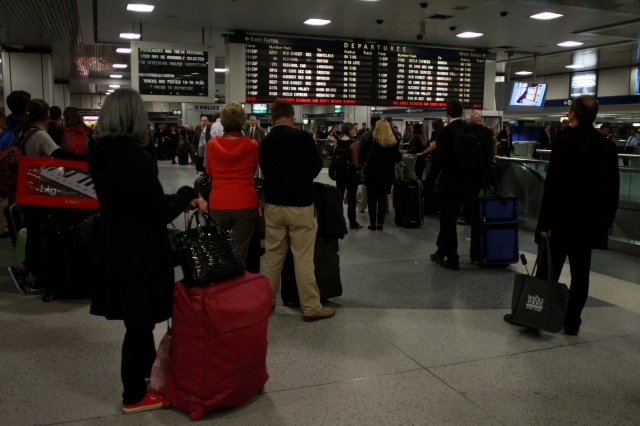 Usuarios de NJ Transit esperan por sus trenes en la estación Penn, en Nueva York.