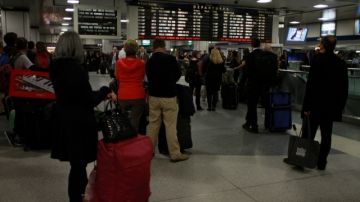 Usuarios de NJ Transit esperan por sus trenes en la estación Penn, en Nueva York.
